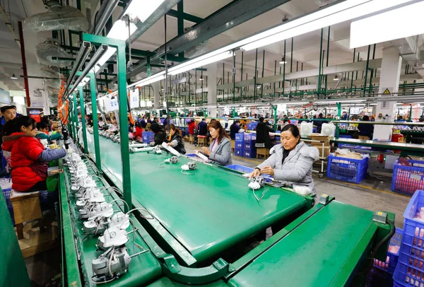 Trabajadores Chinos Montan Ventiladores Eléctricos Línea Montaje Una Fábrica Fabricantes — Foto de Stock