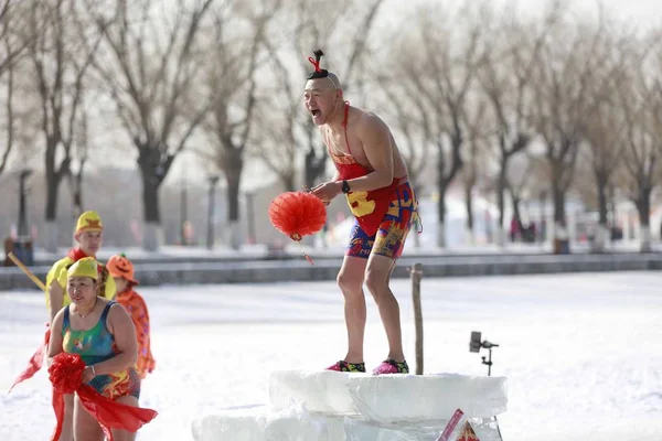 2018年3月2日 中国东北辽宁省沈阳市北陵公园 一位中国冬泳爱好者表演了滑稽的跳水表演 — 图库照片