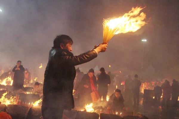 중국의 숭배는 행복을 기도하는 설날의 다섯째 중부의 후베이 위안에서 축제의 — 스톡 사진