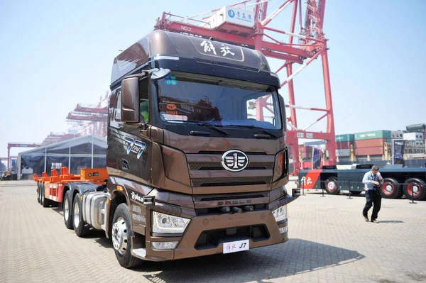 Jiefang Truck Latest Series Display Demonstration Port Qingdao City East — Stock Photo, Image