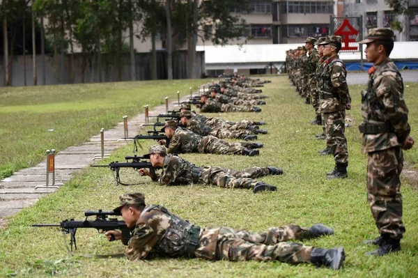 Penembak Jitu Polisi Bersenjata Guangxi Membidik Target Selama Pelatihan Penembakan — Stok Foto