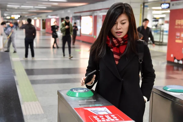 Passenger Puts Her Smartphone Turnstile Have Code Mobile App Scanned — Stock Photo, Image