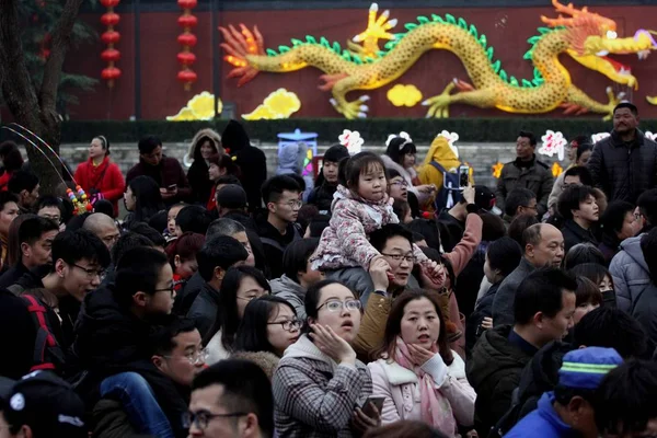 Туристы Местные Жители Собираются Ярмарке Фонарей Храме Конфуция Отпраздновать Фестиваль — стоковое фото