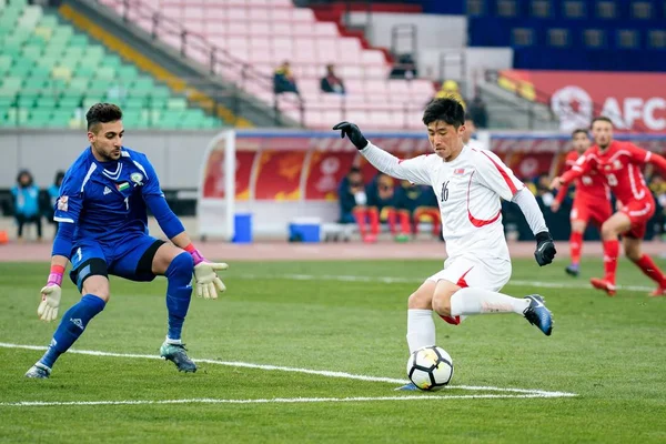 오른쪽 북한의 드리블 Fahkouri의 팔레스타인에 그들의 경기에서 2018에 동쪽으로 중국의 — 스톡 사진