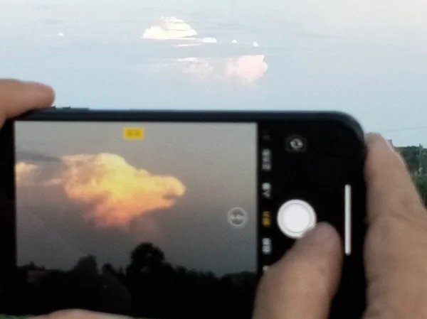 Residente Local Toma Fotos Nubes Forma Águila Enrojecidas Por Atardecer —  Fotos de Stock