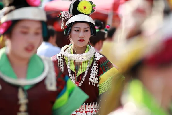 Las Niñas Chinas Minoría Étnica Miao Vestidas Con Ropa Tradicional — Foto de Stock