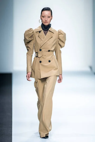 Model Wyświetla Nowe Stworzenie Pokaz Mody Anirac Podczas Shanghai Moda — Zdjęcie stockowe