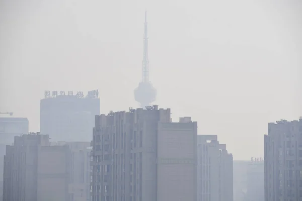 高層の住宅建物は 長春市の重いスモッグやヘイズに漠然と見られています 北東中国の吉林省 月2018 — ストック写真