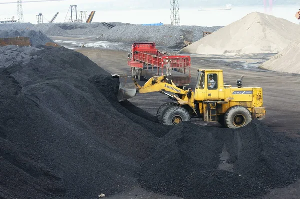 Wheel Loader Unloads Coal Quay Bank Yangtze River Yichang City — Stock Photo, Image