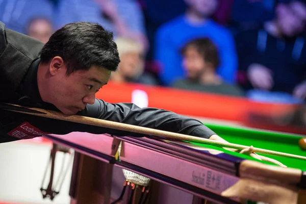 Ding Junhui Της Κίνας Παίζει Έναν Πυροβολισμό Mark Selby Της — Φωτογραφία Αρχείου