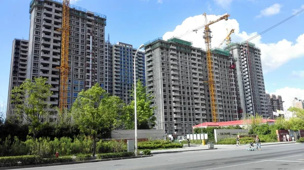 Nieuwe Hoogbouw Residentiële Flatgebouwen Zijn Aanbouw Onder Andere Shanghai China — Stockfoto
