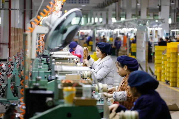 Las Trabajadoras Chinas Producen Componentes Partes Productos Eléctricos Una Fábrica —  Fotos de Stock