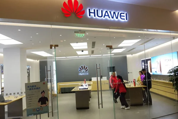 Китайских Сотрудников Видели Магазине Huawei Шанхае Китай Декабря 2017 — стоковое фото