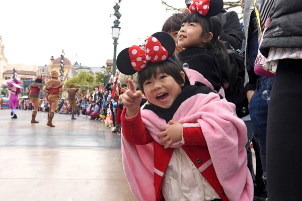 Children Watch Entertainers Performing Parade Shanghai Disneyland Shanghai Disney Resort — Stock Photo, Image