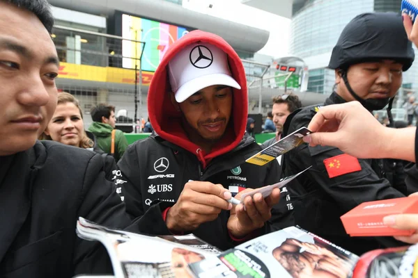 Pilota Britannico Lewis Hamilton Della Mercedes Firma Autografi Fan Allo — Foto Stock