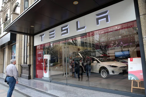 Местный Житель Смотрит Дилерский Магазин Tesla Шанхае Китай Марта 2018 — стоковое фото