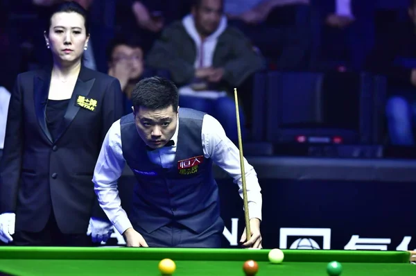 Ding Junhui China Considera Tiro Para Michael Georgiou Inglaterra Sua — Fotografia de Stock