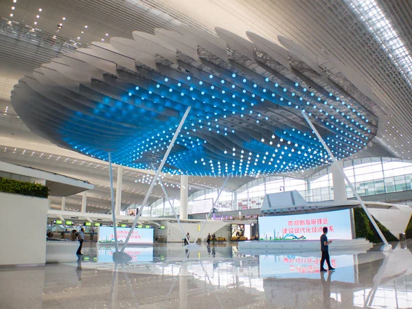 2018年4月26日 中国南方广东省广州市白云国际机场2号航站楼的内部景观 — 图库照片
