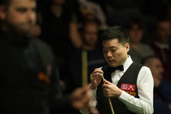 Ding Junhui Chiny Uważa Strzał Michael Georgiou Anglii Meczu Pierwszej — Zdjęcie stockowe