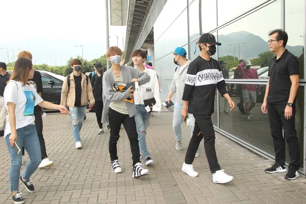 韓国少年グループしたい つのメンバーは 2017 日の出発前に香港国際空港に到着します — ストック写真