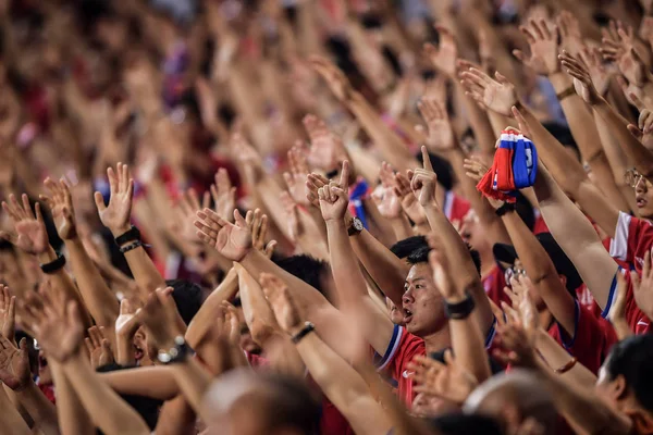 Para Penggemar Meneriakkan Slogan Slogan Untuk Menunjukkan Dukungan Mereka Kepada — Stok Foto