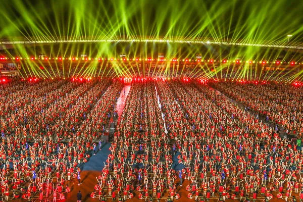 地元住民の民族衣装に身を包んだ実行の海南省海口市で 中国南部の海南省 海南経済特区の設立 周年を記念して世界の最も大きい竹ポールダンス — ストック写真
