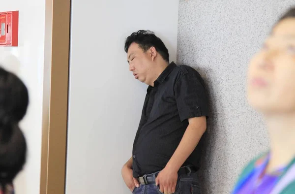 Chino Queda Dormido Mientras Espera Tren Del Metro Ciudad Nanjing — Foto de Stock
