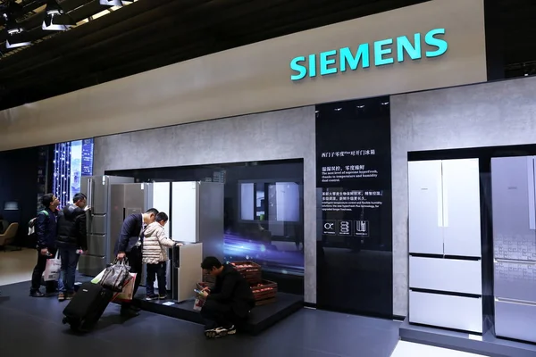 Människor Besöker Monter Siemens Apparaten Electronics World Expo 2017 Shanghai — Stockfoto