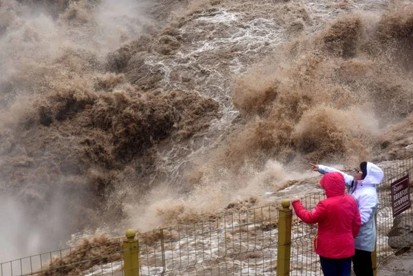 Turisták Látogasson Hukou Waterfall Festői Helyszínen Végig Sárga Folyó Megyében — Stock Fotó