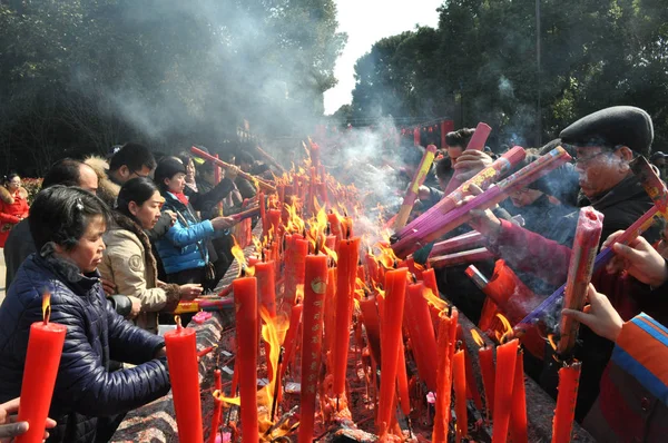 Kínai Hívek Éget Füstölők Hogy Imádkozzanak Szerencsét Második Napon Kínai — Stock Fotó