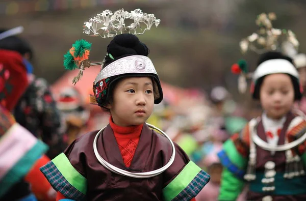 전통적인 먀오족 민족의 여자와 Headwears Danzhai 카운티 먀오족 자치주 구이저우 — 스톡 사진