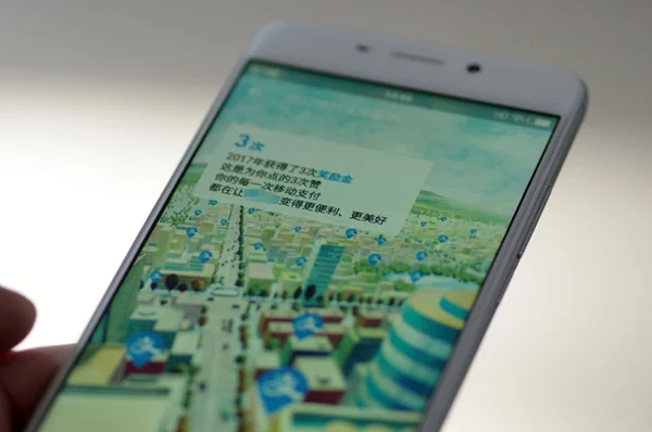 Ein Chinesischer Handynutzer Checkt Seine Jahresrechnung Der Mobilen App Alipay — Stockfoto
