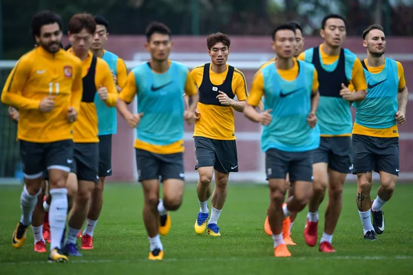 Spieler Von Chinas Guangzhou Evergrande Taobao Nehmen Einer Trainingseinheit Vor — Stockfoto