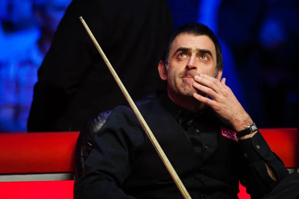 Ronnie Sullivan Inglaterra Reage Enquanto Assiste Judd Trump Inglaterra Jogando — Fotografia de Stock