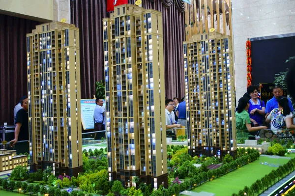 2017年6月11日 中国购房者在中国中部湖北省宜昌市的一个房地产上查看住宅物业项目的住房模型 — 图库照片
