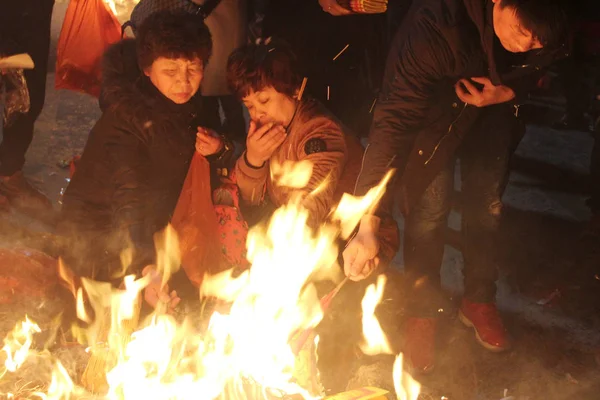 Китайские Поклонники Сжигают Благовонные Палочки Молиться Богатстве Счастье Поклоняться Богу — стоковое фото