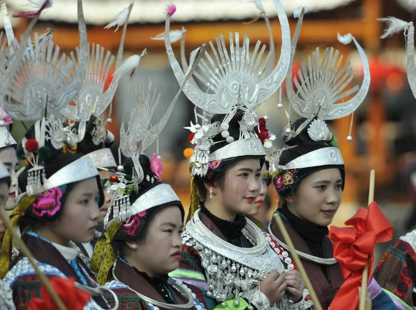 Chicas Chinas Minoría Étnica Miao Vestidas Con Ropa Tradicional Decorada — Foto de Stock