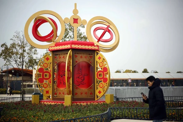 Tourists Visit Shanghai Disneyland Theme Chinese Lunar New Year Also — Stock Photo, Image