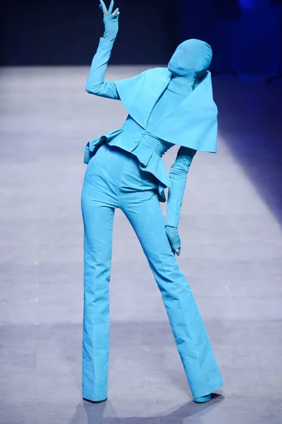 Modelo Exibe Uma Nova Criação Desfile Moda Sheguang Haute Couture — Fotografia de Stock