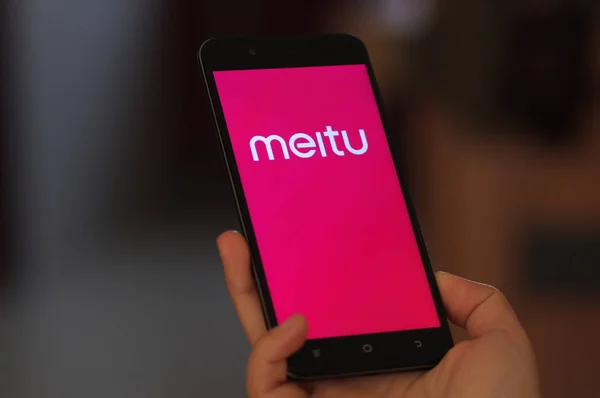 Ein chinesischer Handynutzer nutzt die Bildbearbeitungs- und Sharing-App meitu auf seinem Smartphone in der Stadt ji 'nan in der ostchinesischen Provinz shandong, 26. Januar 2018 — Stockbild Ein Chinesischer Handynutzer Nutzt Die Bildbearbeitungs Und Sharing App Meitu — Stockfoto
