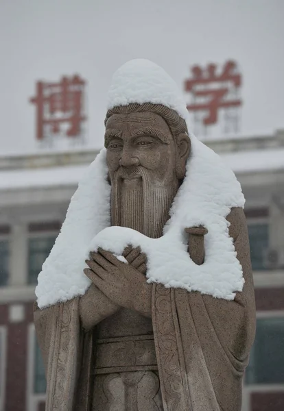 Veduta Una Statua Confucio Coperta Neve Sulla Testa Sulle Spalle — Foto Stock