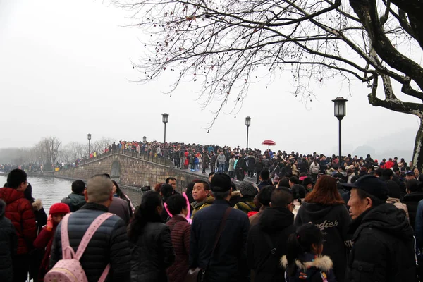 観光客は 中国の旧正月の休日の間に西湖の景勝地で壊れた橋を群衆 杭州市で 東中国浙江省 月2018 — ストック写真