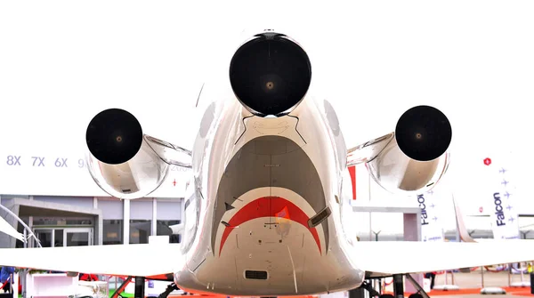 Ein Langstrecken Geschäftsflugzeug Vom Typ Dassault Falcon Wird Vorfeld Der — Stockfoto