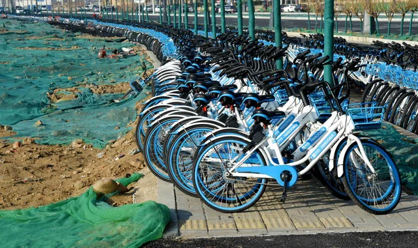 2018年2月23日 在中国中部河南省洛阳市 Hellobike 和其他中国自行车共享服务的自行车排起了长3公里长的人行道和自行车道 — 图库照片
