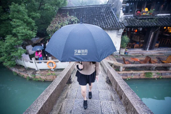 Eine Chinesische Touristin Hält Einen Regenschirm Der Hand Den Sie — Stockfoto