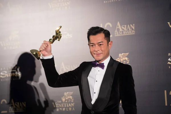 Hongkong Zpěvák Herec Louis Koo Drží Svou Trofej Vítězství Nejlepší — Stock fotografie