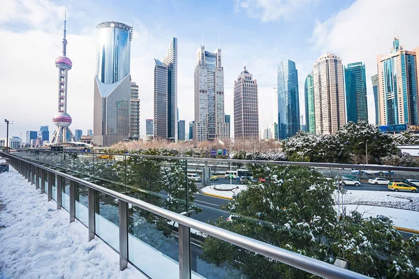 2018年1月26日 中国上海浦东陆家嘴金融区的雪景与东方明珠电视塔 以及其他高层建筑和摩天大楼 — 图库照片