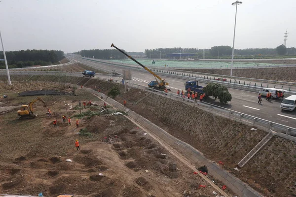 Trabalhadores Chineses Trabalham Canteiro Obras Seção Tongzhou Daxing Expressa Anel — Fotografia de Stock