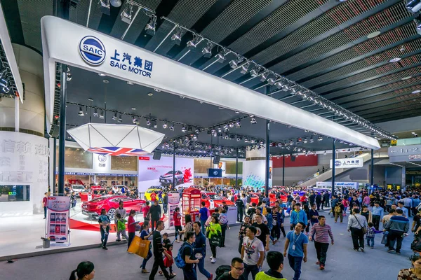 Pessoas Visitam Estande Saic Motor Durante 15Th China Guangzhou International — Fotografia de Stock