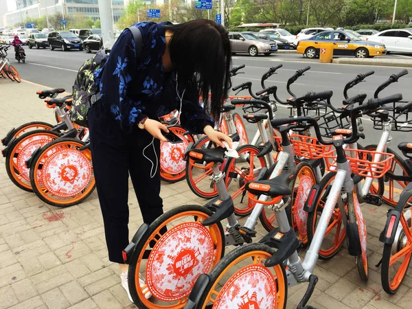 Ένας Τοπικός Κάτοικος Ετοιμάζεται Ιππεύσει Ένα Ποδήλατο Θέμα Την Κίνα — Φωτογραφία Αρχείου
